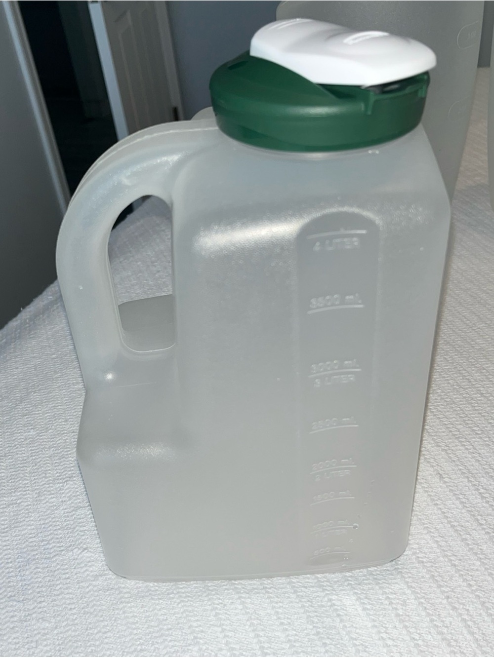Lot of 3 vintage Rubbermaid pitchers - Picture 2 of 8